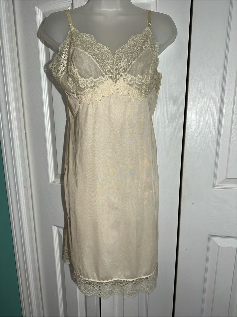 Vintage Vassarette Full Slip Cream Ivory Lace Trim Antron III Nylon 34A USA AA26